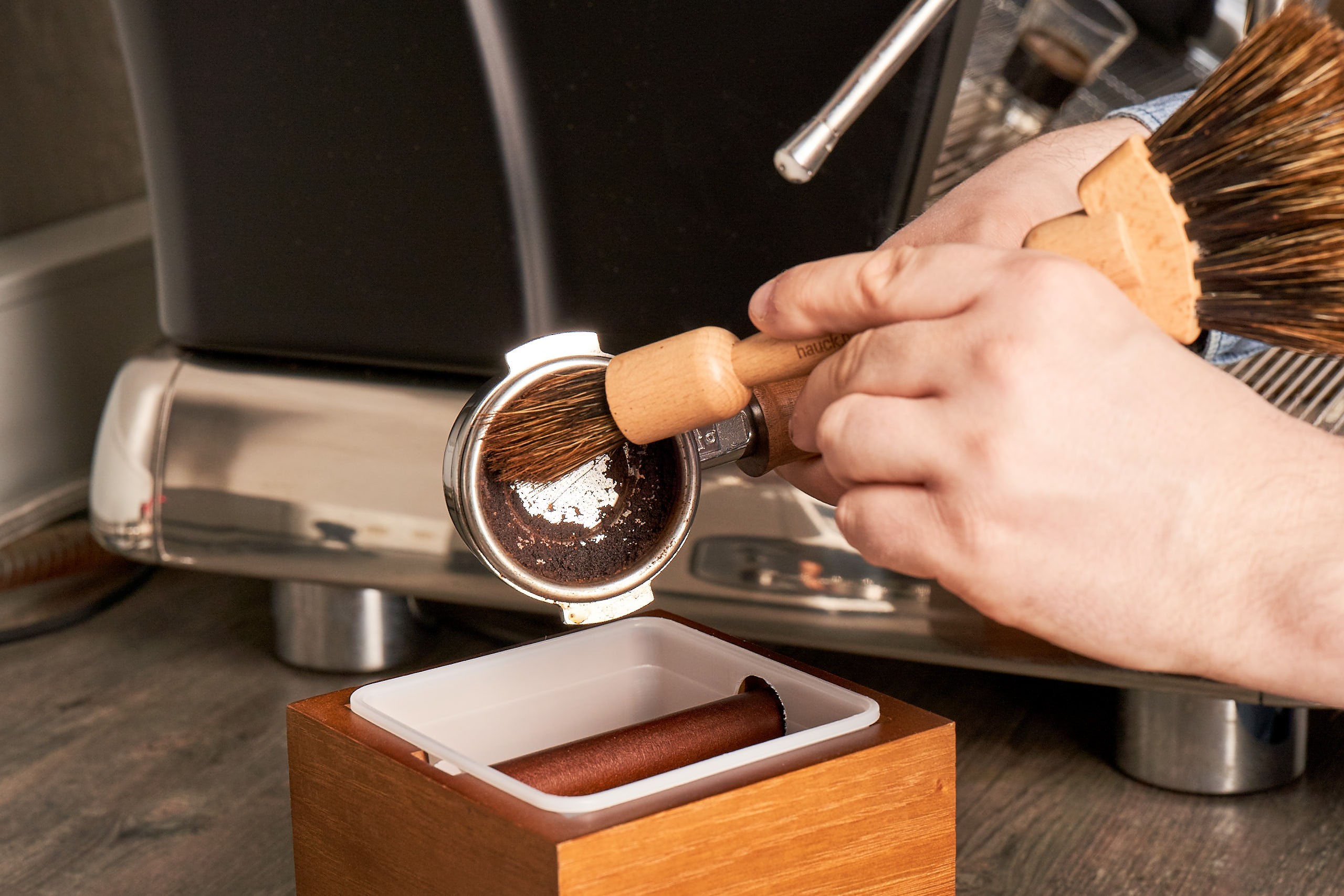 Kaffeesatz entsorgen im Abschlagbehälter Kaffeesatz entsorgen im Abschlagbehälter