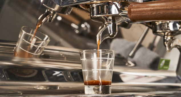 Espresso aus der Siebträgermaschine Espresso aus der Siebträgermaschine